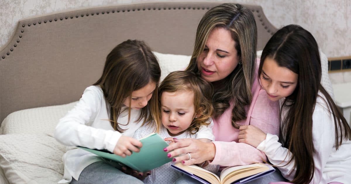 Читать мама с другом. Мама читает ребенку. Мама с дочкой читают. Мама читает дети играют. Читаем с мамой.