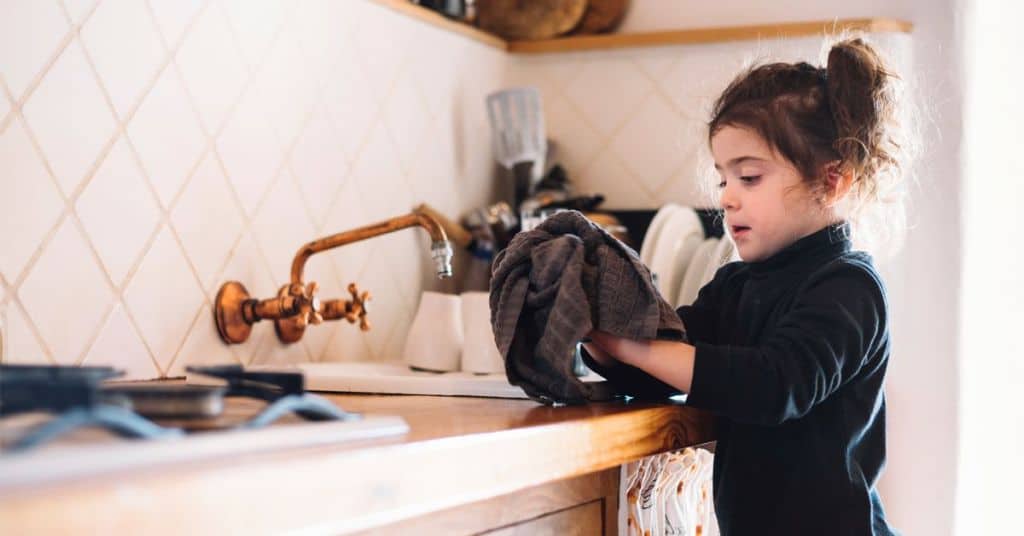 Los niños, las tareas domésticas y la autonomía