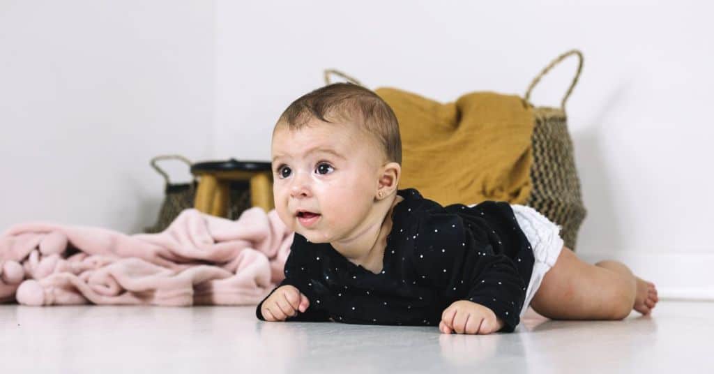 Desarrollo postural y motor del bebé en los primeros meses