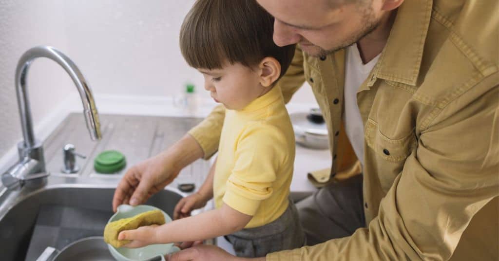 Los niños y las tareas domésticas en familia