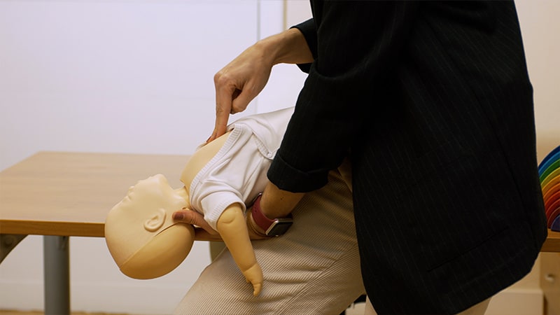 Fotograma del curso «Cuidados del recién nacido», de Dos Pediatras en Casa